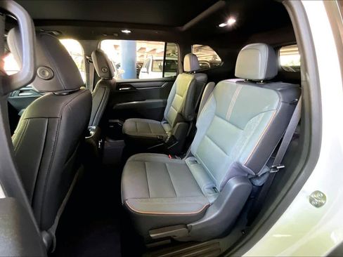 Used 2025 GMC Acadia AT4 w/ Luxury Package AWD/4WD image 19
