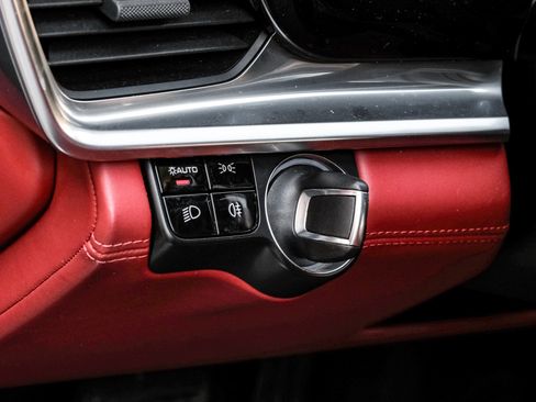 Used 2018 Porsche Panamera image 26