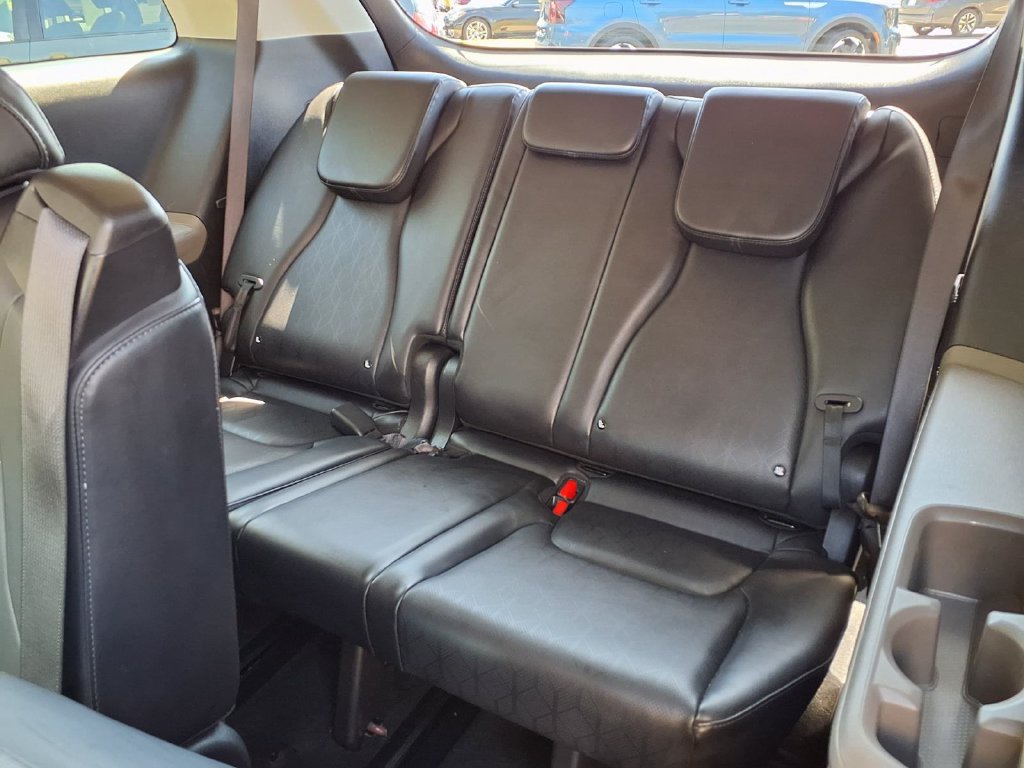 Certified 2025 Kia Carnival FWD image 12