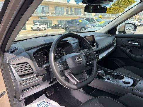 Used 2025 Nissan Rogue SV AWD/4WD image 16