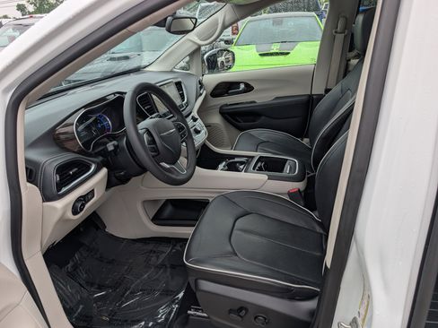 Used 2023 Chrysler Pacifica Limited w/ Uconnect Theater Family Group FWD image 18