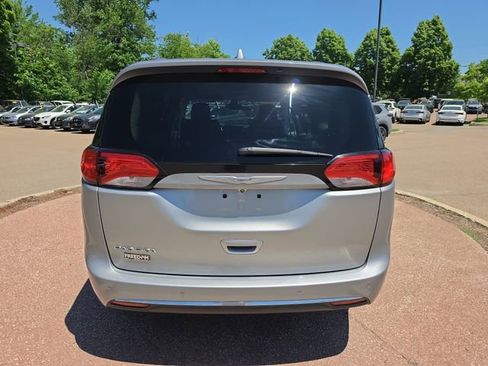 Used 2017 Chrysler Pacifica Touring-L FWD image 4
