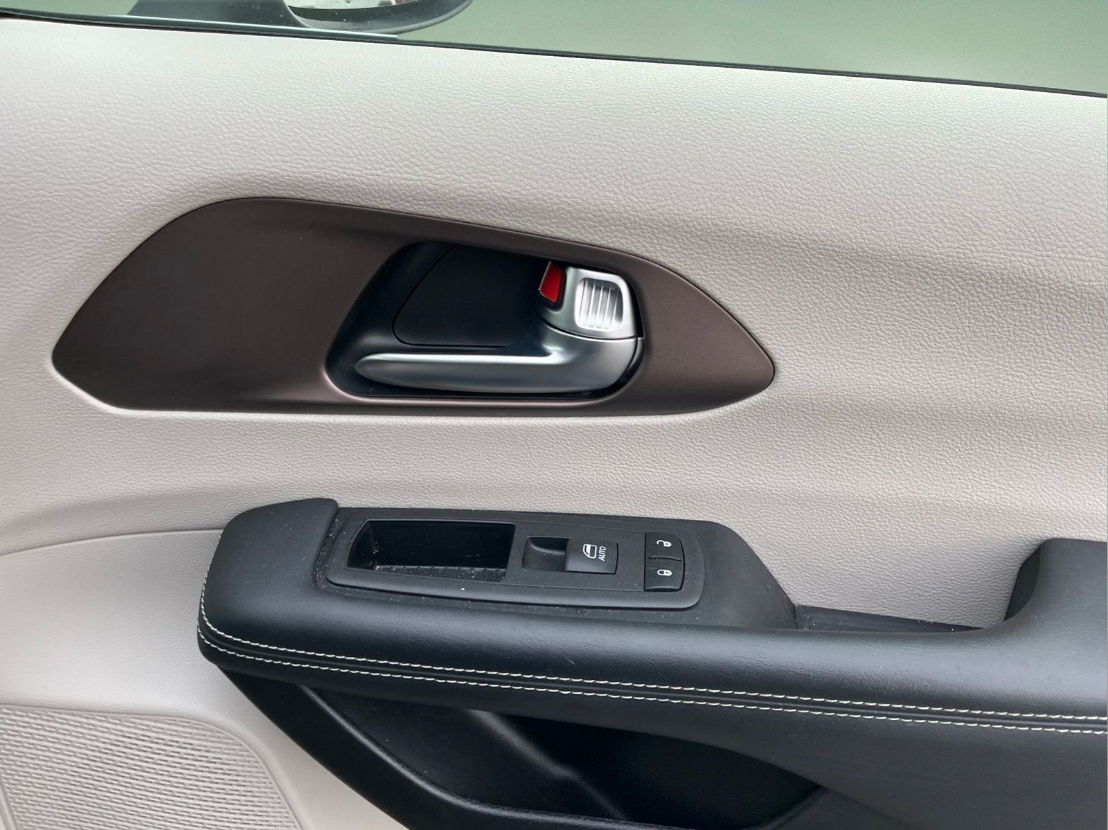 Used 2023 Chrysler Voyager LX FWD image 29