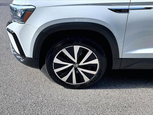 Certified 2022 Volkswagen Taos SE image 13