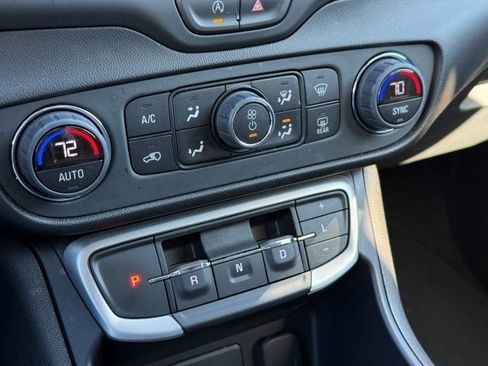 Used 2023 GMC Terrain SLE w/ Driver Convenience Package image 27