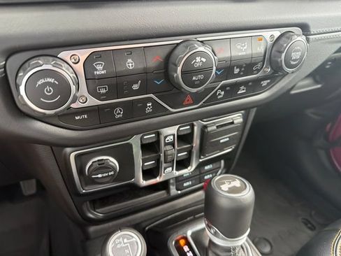 Used 2024 Jeep Wrangler Unlimited Sahara w/ Technology Group AWD/4WD image 17