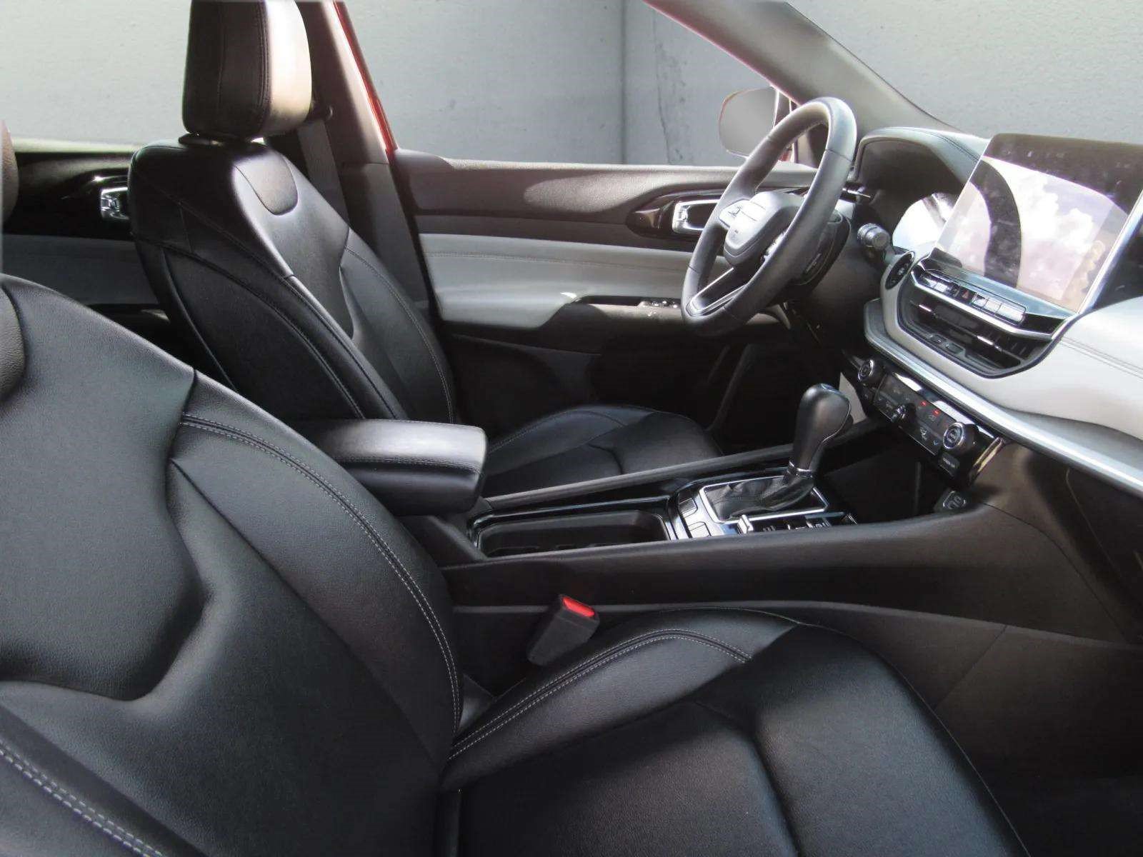 Used 2025 Jeep Compass Limited AWD/4WD image 8