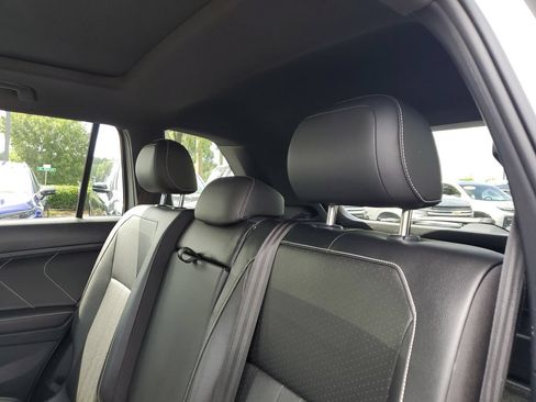 Used 2022 Volkswagen Tiguan SE R-Line AWD/4WD image 11