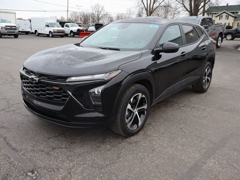 Used 2024 Chevrolet Trax RS w/ Driver Confidence Package image 2