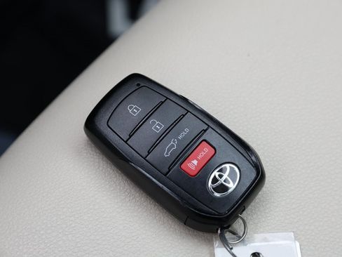 Used 2022 Toyota Corolla Cross XLE w/ Convenience Package image 32