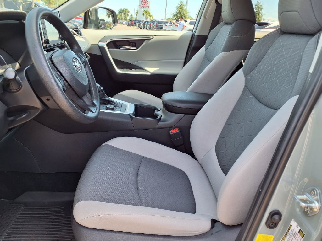 Used 2022 Toyota RAV4 XLE AWD/4WD image 25