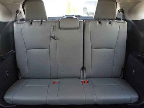 Used 2021 Toyota Highlander XLE AWD/4WD image 16