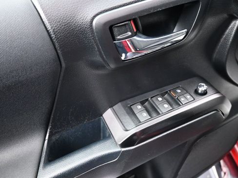 Used 2017 Toyota Tacoma TRD Sport image 10