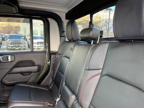 Used 2023 Jeep Gladiator Rubicon w/ Cold Weather Group image 18