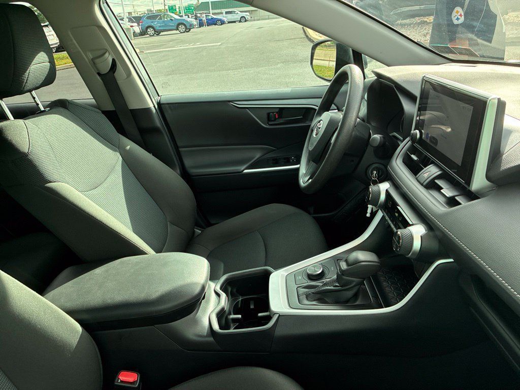 Used 2025 Toyota RAV4 LE AWD/4WD image 22