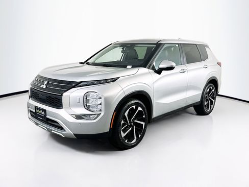 Used 2024 Mitsubishi Outlander SE image 3