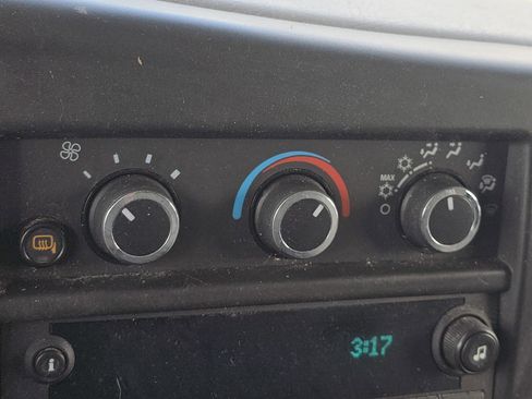 Used 2021 Chevrolet Express 2500 RWD 2500 135 w/ Driver Convenience Package image 23