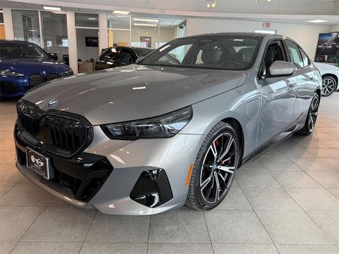 Used 2025 BMW 550e xDrive w/ Premium Package image 8