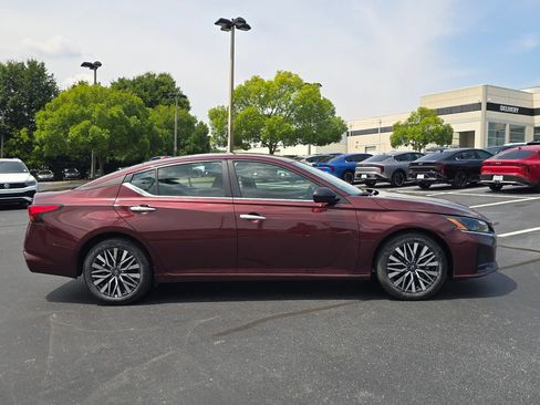 Used 2025 Nissan Altima 2.5 SV FWD image 2