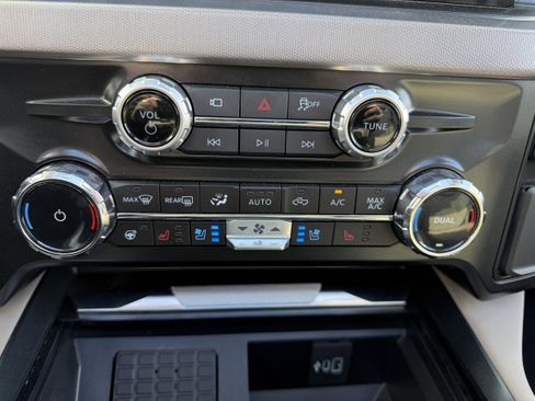 Used 2025 Ford F450 Platinum w/ FX4 Off-Road Package AWD/4WD image 23