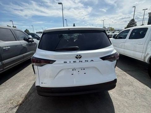 Used 2026 Toyota Sienna LE FWD image 3