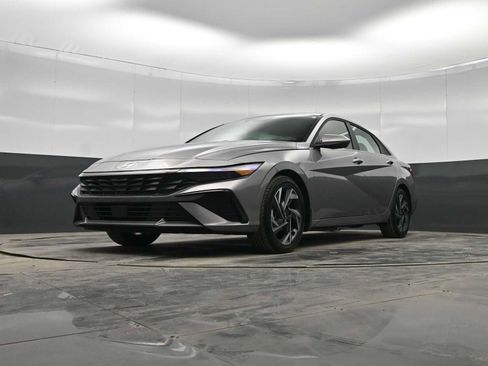 Used 2025 Hyundai Elantra SEL image 33