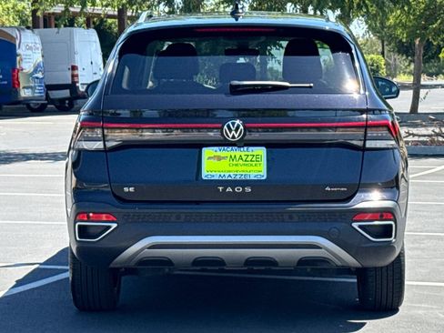 Used 2025 Volkswagen Taos SE AWD/4WD image 12