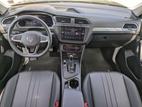 Certified 2023 Volkswagen Tiguan SE FWD image 17