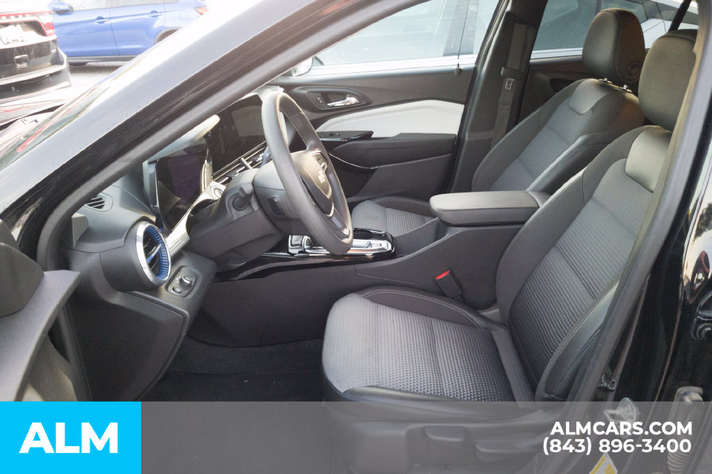 Used 2025 Chevrolet Trax LT FWD image 6