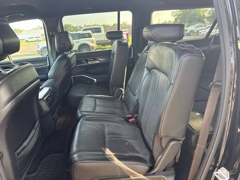 Used 2024 Jeep Wagoneer L Series II w/ Flexible Seating Group RWD image 12