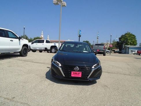 Used 2025 Nissan Altima 2.5 SV FWD image 2