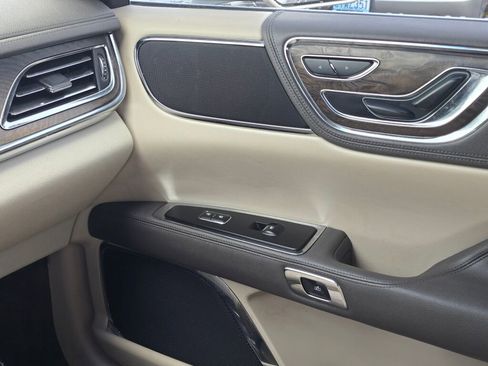 Used 2017 Lincoln Continental Select FWD image 38