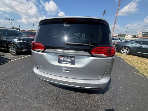 Used 2020 Chrysler Pacifica Touring-L Plus FWD image 4