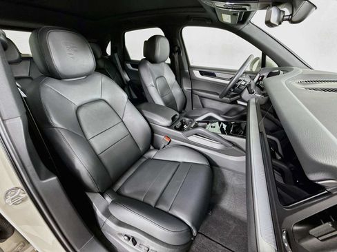 Certified 2025 Porsche Cayenne AWD/4WD image 29