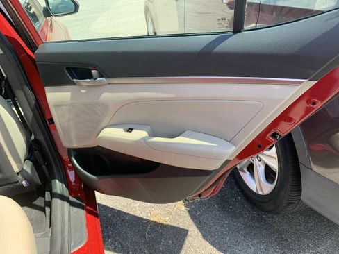 Used 2017 Hyundai Elantra SE image 18