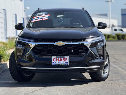 Used 2025 Chevrolet Trax LT image 2