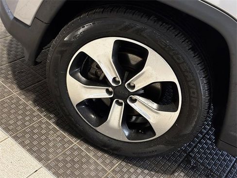 Used 2018 Jeep Compass Latitude w/ Popular Equipment Group image 9