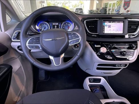 Used 2023 Chrysler Voyager LX FWD image 5