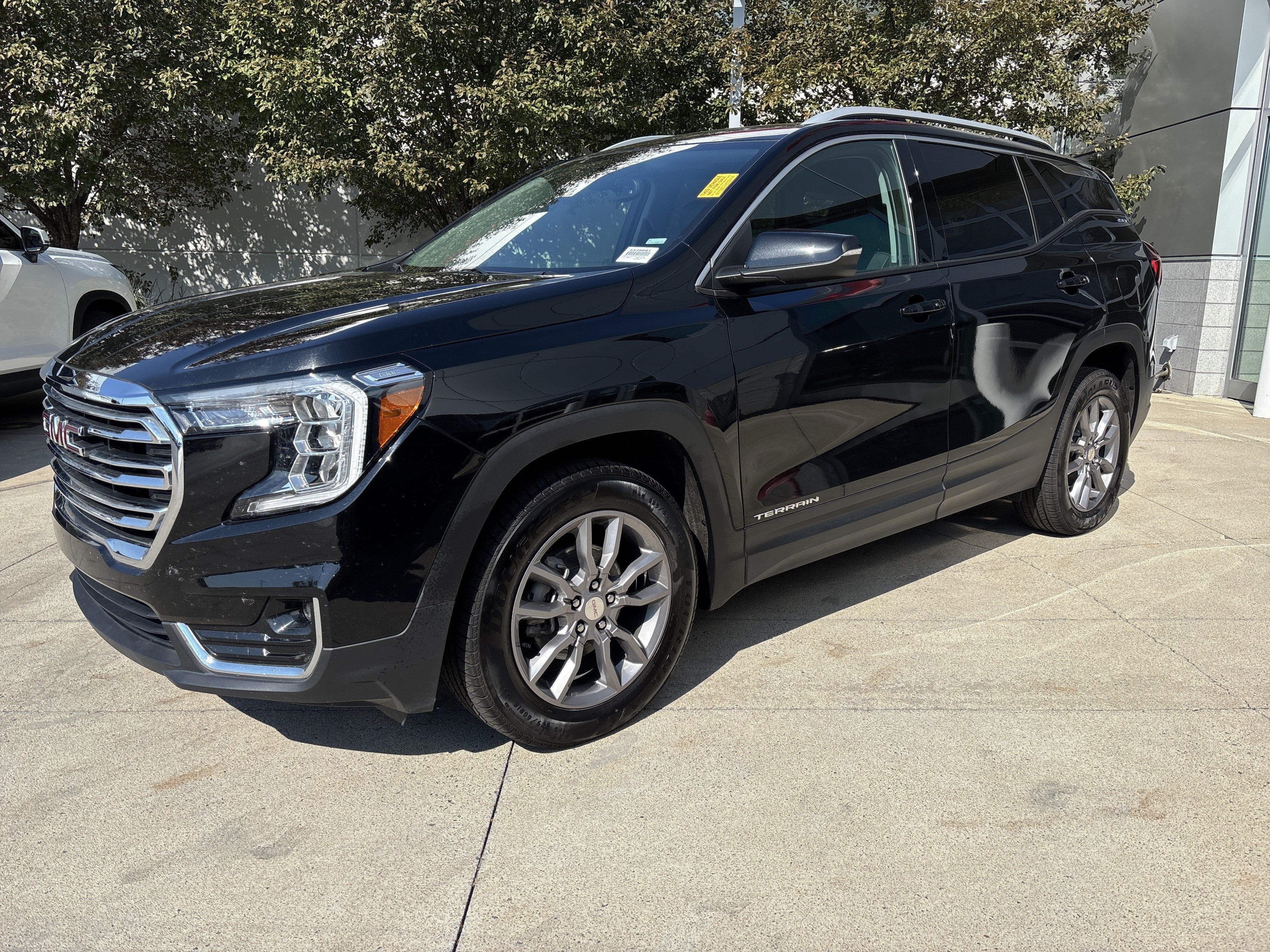 Used 2024 GMC Terrain SLT AWD/4WD image 3