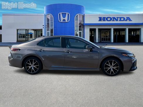 Used 2023 Toyota Camry SE image 8