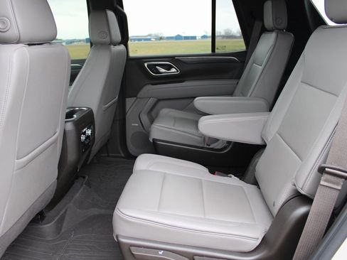 Used 2023 GMC Yukon SLT w/ SLT Luxury Package image 28