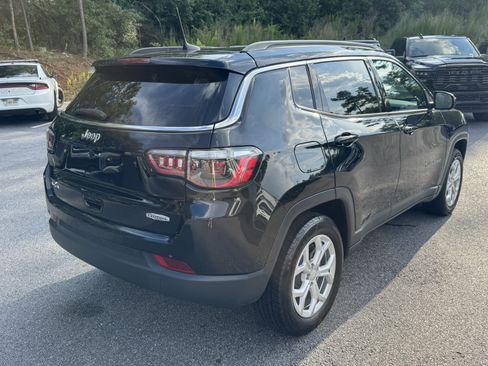 Used 2024 Jeep Compass Latitude AWD/4WD image 5