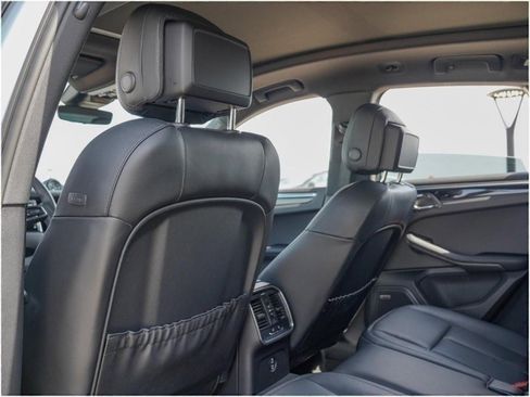 Certified 2025 Porsche Macan image 33