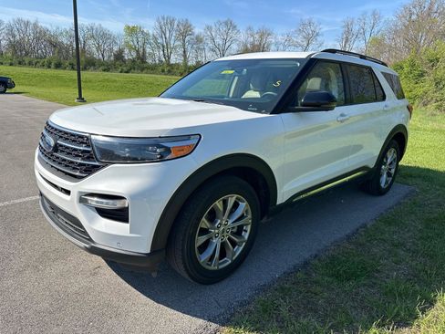 Used 2022 Ford Explorer XLT w/ Equipment Group 202A image 2
