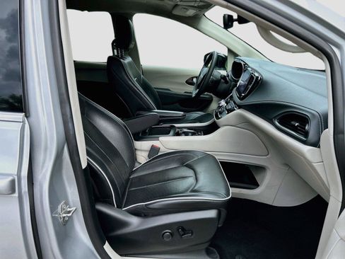 Used 2024 Chrysler Pacifica Limited FWD image 14
