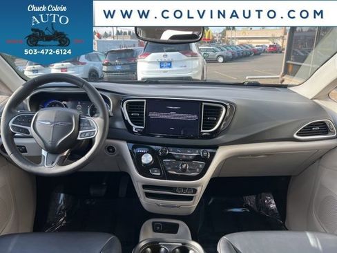 Used 2024 Chrysler Pacifica Touring-L image 15