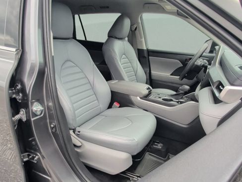 Used 2022 Toyota Highlander L FWD image 41