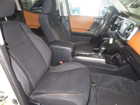 Used 2016 Toyota Tacoma SR5 w/ SR5 Appearance Package (SN) image 33