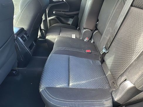 Used 2022 Mitsubishi Outlander ES image 16