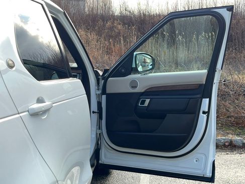 Used 2018 Land Rover Discovery HSE image 15